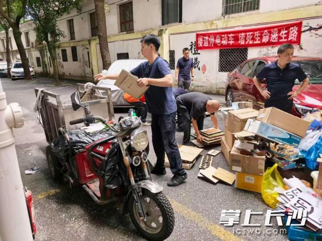 文艺路街道依托网格化治理体系,实行清单化闭环管理,全域拉网排查。 均为长沙晚报通讯员 张柳杉供图 文艺路街道依托网格化治理体系,实行清单化闭环管理,全域拉网排查。 均为长沙晚报通讯员 张柳杉供图