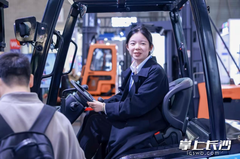三一职院毕业生正在三一机器人公司进行客户接待工作。均为长沙晚报通讯员高妍供图 三一职院毕业生正在三一机器人公司进行客户接待工作。均为长沙晚报通讯员高妍供图