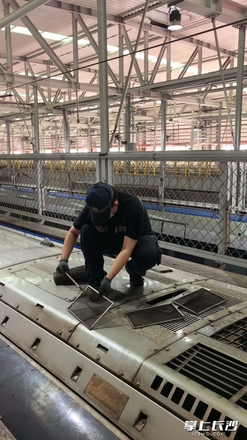 检修车顶空调系统。 检修车顶空调系统。