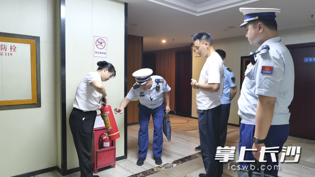 图为检查组在夜查。 长沙晚报通讯员 寻艳供图 图为检查组在夜查。 长沙晚报通讯员 寻艳供图