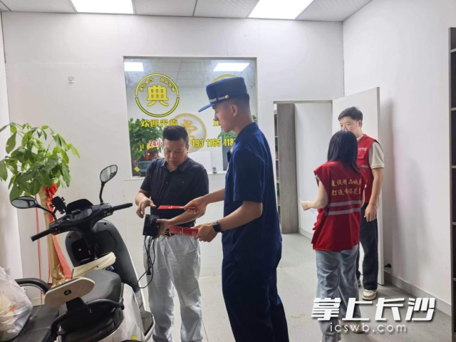 芙蓉消防在夜查。 长沙晚报通讯员 刘鑫供图 芙蓉消防在夜查。 长沙晚报通讯员 刘鑫供图