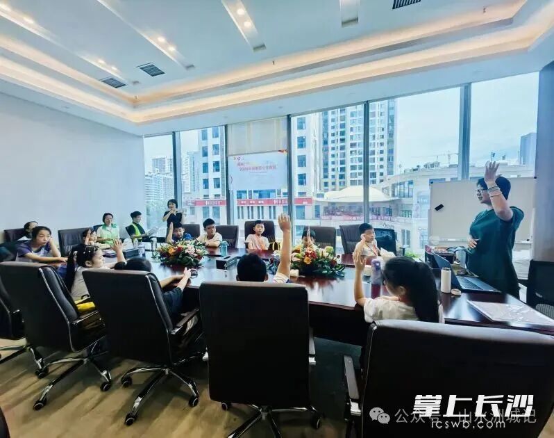 公益托管服务上5A写字楼,孩子们就在父母工作的楼宇开心托管。李卓 摄 公益托管服务上5A写字楼,孩子们就在父母工作的楼宇开心托管。李卓 摄