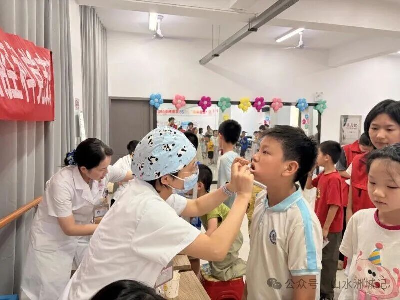 芙蓉区东湖街道合平新村社区“芙蓉朵朵”免费爱心托管班上,医护人员正在为小朋友进行口腔检查。长沙晚报通讯员 陈靓 供图 芙蓉区东湖街道合平新村社区“芙蓉朵朵”免费爱心托管班上,医护人员正在为小朋友进行口腔检查。长沙晚报通讯员 陈靓 供图