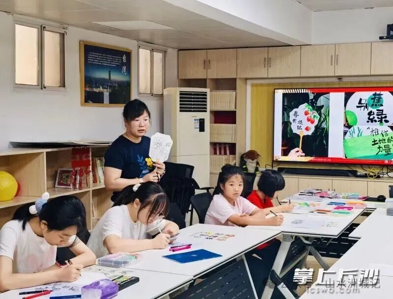社区普惠公益托管低偿收费,不仅能享受到安全放心的看护,还有高品质的兴趣课程。图源:长沙晚报网 社区普惠公益托管低偿收费,不仅能享受到安全放心的看护,还有高品质的兴趣课程。图源:长沙晚报网
