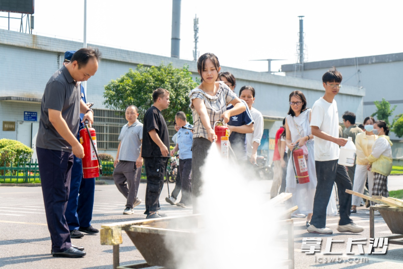 灭火实操培训。 灭火实操培训。