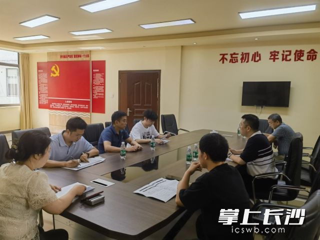 湘江新区应急管理局工作人员督导检查“敲门行动”开展情况。 湘江新区应急管理局工作人员督导检查“敲门行动”开展情况。
