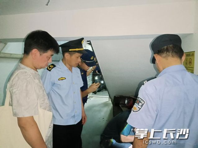 银盆岭街道开展电动车违规停放专项整治。 均为长沙晚报通讯员 向玲娅供图 银盆岭街道开展电动车违规停放专项整治。 均为长沙晚报通讯员 向玲娅供图