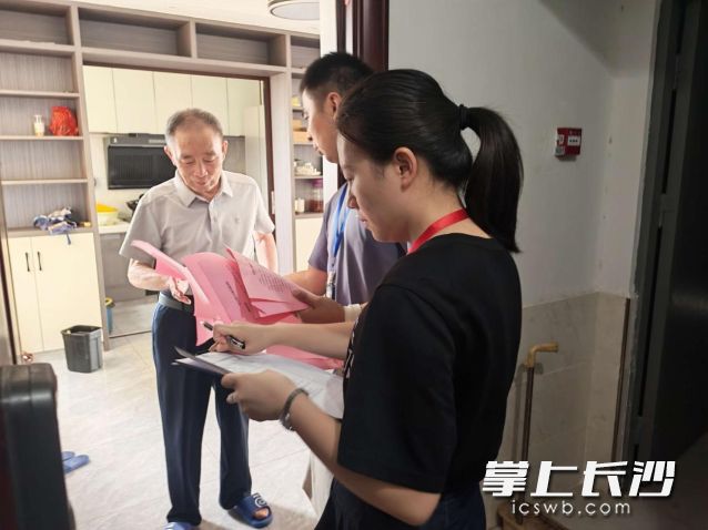 雷锋街道工作人员向居民发放消防安全宣传资料。 雷锋街道工作人员向居民发放消防安全宣传资料。