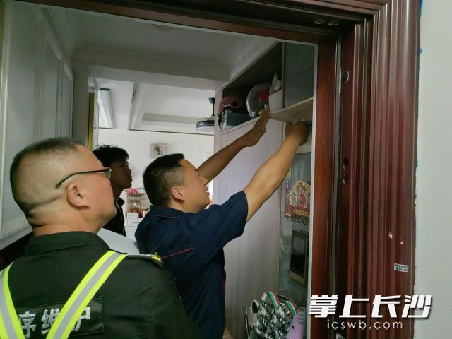 上门检查住户电闸情况,排查电气安全隐患。 上门检查住户电闸情况,排查电气安全隐患。