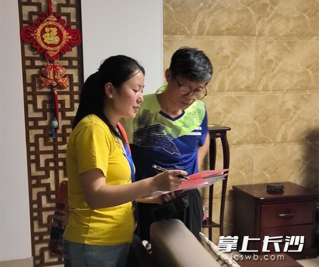 工作人员“化身”消防安全宣传员,开展“面对面”精准科普。 工作人员“化身”消防安全宣传员,开展“面对面”精准科普。