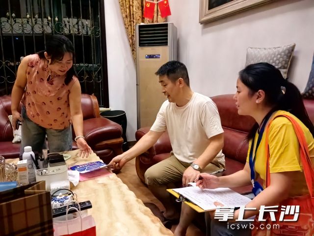 工作人员下沉网格、逐户敲门走访。 均为长沙晚报通讯员付彬供图 工作人员下沉网格、逐户敲门走访。 均为长沙晚报通讯员付彬供图