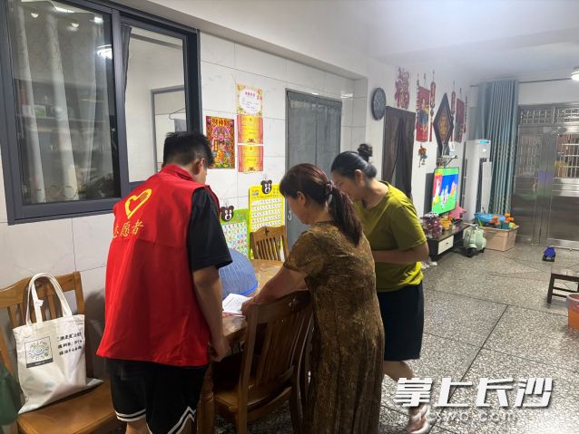 宣传小分队分组到九峰安置小区各楼栋,逐户上门走访。 长沙晚报通讯员 李淑云供图 宣传小分队分组到九峰安置小区各楼栋,逐户上门走访。 长沙晚报通讯员 李淑云供图