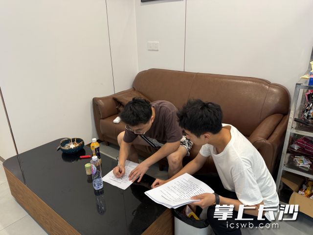 宣传排查小队逐栋逐户开展敲门走访。 长沙晚报通讯员 肖璐供图 宣传排查小队逐栋逐户开展敲门走访。 长沙晚报通讯员 肖璐供图