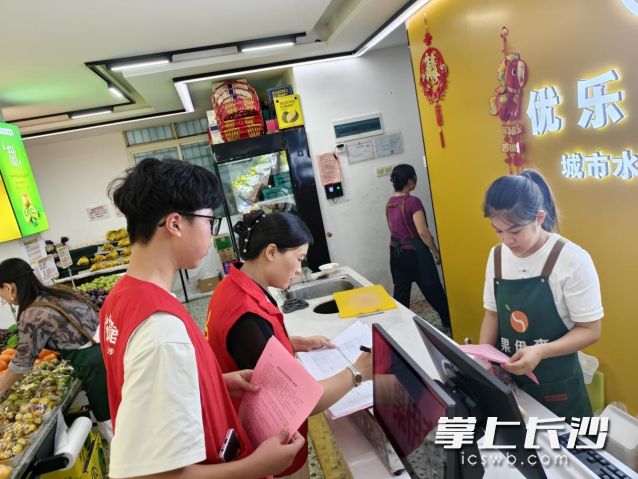 走访辖区商户,开展隐患排查与消防安全宣讲,做好信息登记。 均为长沙晚报通讯员 谭卓供图 走访辖区商户,开展隐患排查与消防安全宣讲,做好信息登记。 均为长沙晚报通讯员 谭卓供图