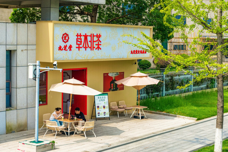 老字号跨界入局新茶饮赛道,主打“草本非茶”,将药食同源理念融入日常饮品,吸引市民前来体验。均为湘江早报全媒体记者 罗钟杰 摄 老字号跨界入局新茶饮赛道,主打“草本非茶”,将药食同源理念融入日常饮品,吸引市民前来体验。均为湘江早报全媒体记者 罗钟杰 摄
