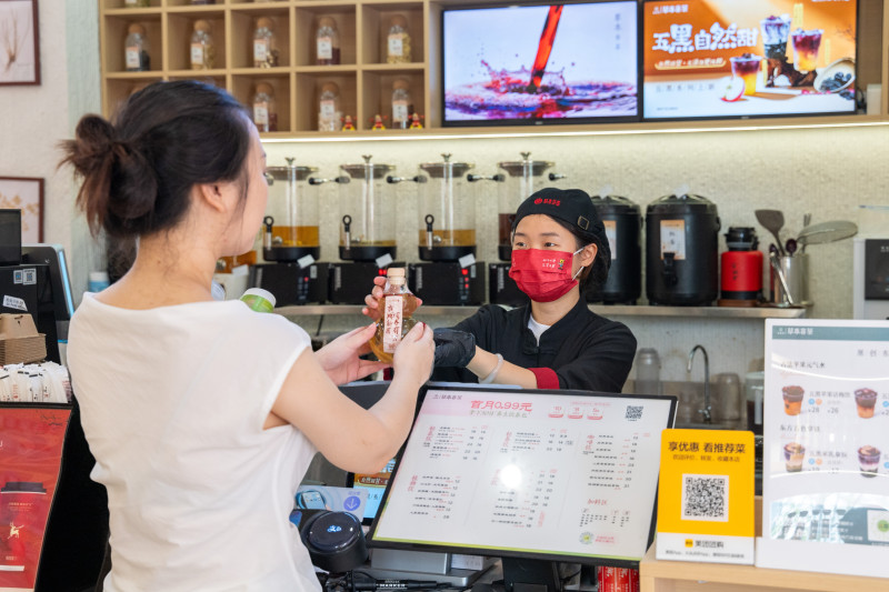 百年老字号创新推出草本茶饮,把药食同源的草本饮品带给市民,受到消费者欢迎。 百年老字号创新推出草本茶饮,把药食同源的草本饮品带给市民,受到消费者欢迎。