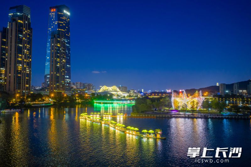 夜幕降临，市民游客可乘船游湖，感受梅溪湖浪漫夜色。湘江早报全媒体记者 罗钟杰 摄