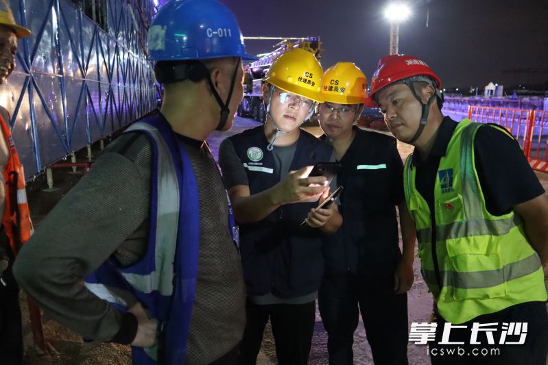 市质安站检查组对奥体中心二标段项目进行检查。 市质安站检查组对奥体中心二标段项目进行检查。