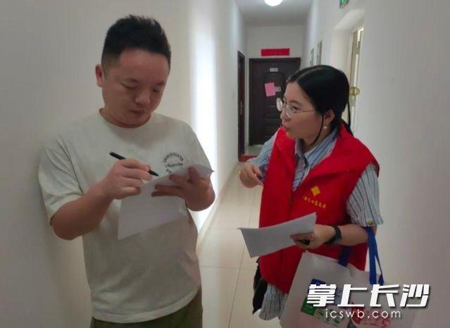 怡海社区联合小区物业、志愿者队伍,全面开展消防安全“敲门行动”。 长沙晚报通讯员 张韬供图 怡海社区联合小区物业、志愿者队伍,全面开展消防安全“敲门行动”。 长沙晚报通讯员 张韬供图