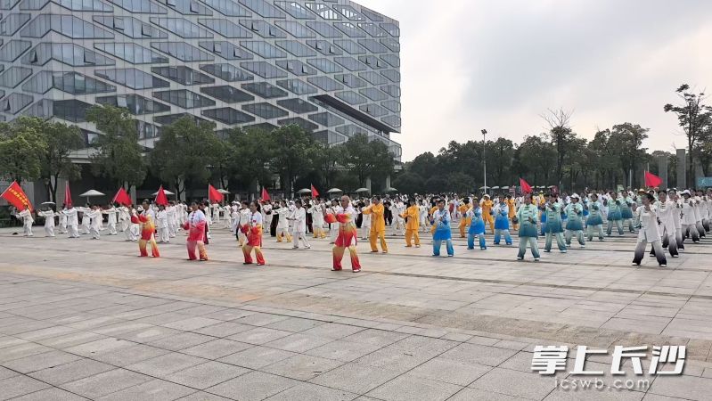 8月8日上午,全民健身志愿服务活动(长沙县站)在长沙县文化中心广场火热开展。 8月8日上午,全民健身志愿服务活动(长沙县站)在长沙县文化中心广场火热开展。