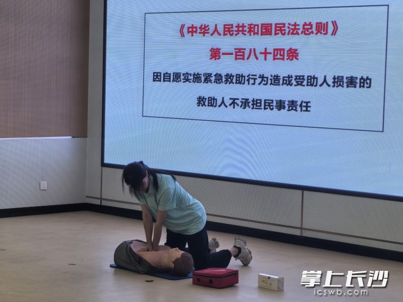 启动仪式后开展了专项培训。 启动仪式后开展了专项培训。