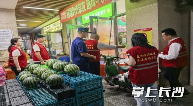 坚守夜间防线,常态化开展“两电”专项夜查。 坚守夜间防线,常态化开展“两电”专项夜查。