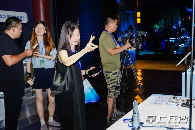 活动现场,灵巧手吸引与会嘉宾驻足体验。 活动现场,灵巧手吸引与会嘉宾驻足体验。