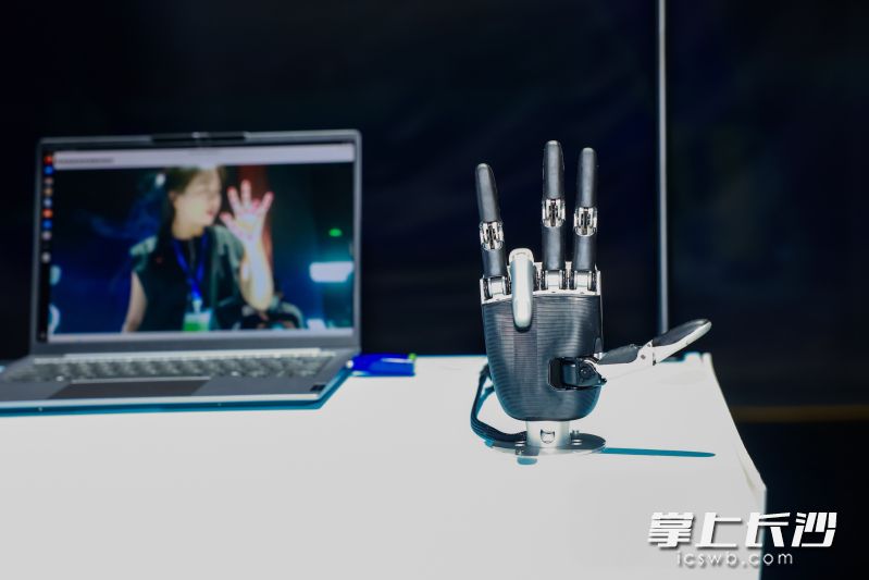 中科慧思致力于让灵巧手从“抓取能力”走向“操作能力”再到“作业能力”。 中科慧思致力于让灵巧手从“抓取能力”走向“操作能力”再到“作业能力”。