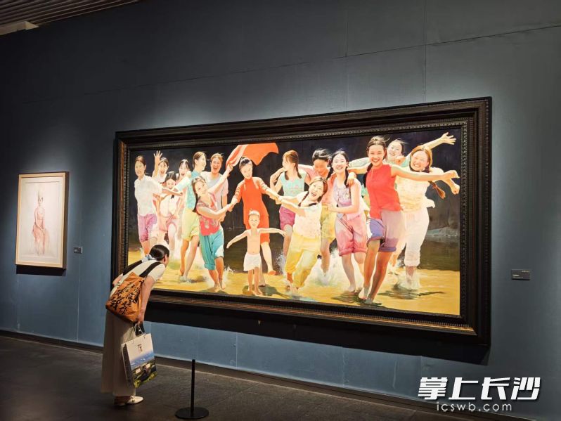 观众驻足观看。 观众驻足观看。