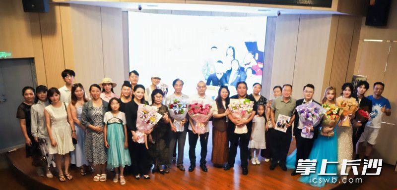 音乐会合影。均为长沙晚报通讯员 邓旭东 摄