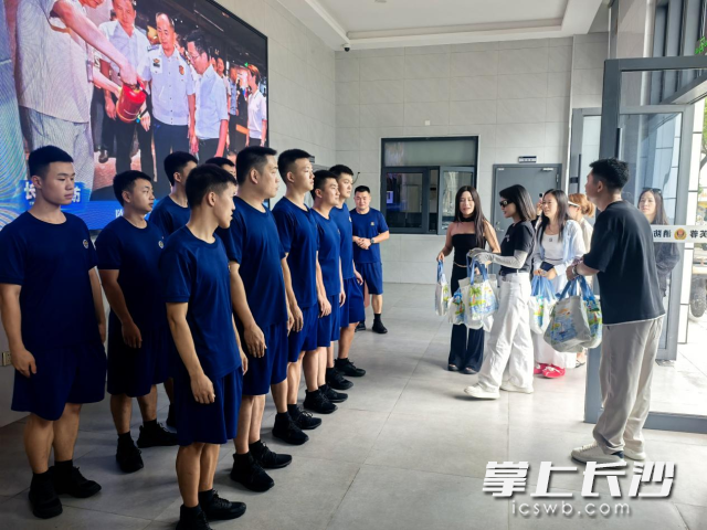 市民给消防救援人员送来清凉。 长沙晚报通讯员 蒋涛 供图 市民给消防救援人员送来清凉。 长沙晚报通讯员 蒋涛 供图