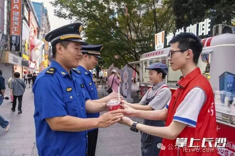 青年志愿者为户外工作者送上立秋第一杯清凉饮品。长沙晚报全媒体记者 陈飞 摄 青年志愿者为户外工作者送上立秋第一杯清凉饮品。长沙晚报全媒体记者 陈飞 摄