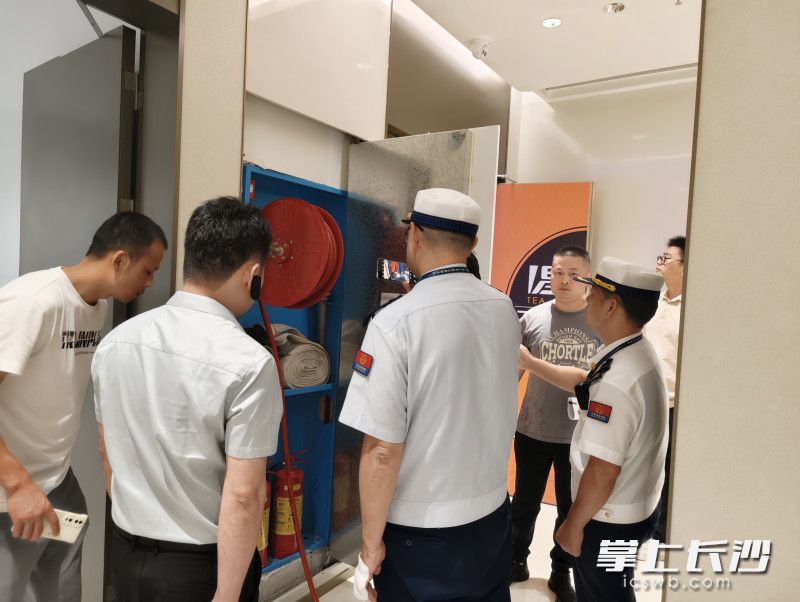 检查组在检查中。 通讯员 王磊 摄 检查组在检查中。 通讯员 王磊 摄