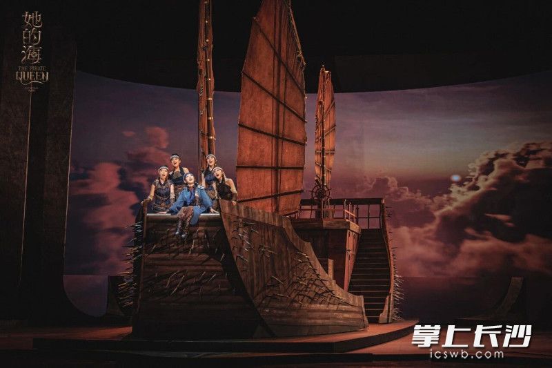 “原创音乐剧铁三角”——导演徐俊、作曲家金培达、词作家梁芒联手打造《她的海》。 均为梅溪湖大剧院供图 “原创音乐剧铁三角”——导演徐俊、作曲家金培达、词作家梁芒联手打造《她的海》。 均为梅溪湖大剧院供图