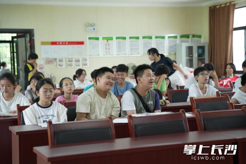 课堂氛围轻松热烈。 课堂氛围轻松热烈。