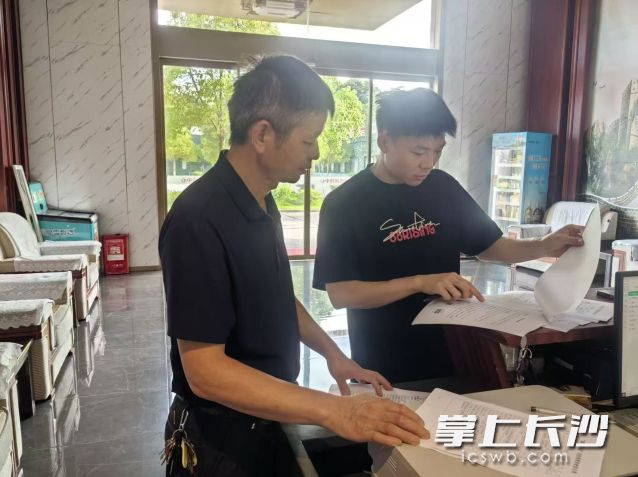 工作人员敲门走访。 工作人员敲门走访。