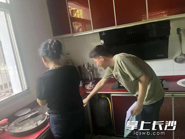 工作人员入户排查隐患。 工作人员入户排查隐患。
