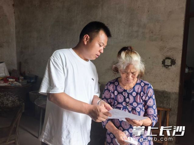 针对独居老人等五类重点人群,街道搭建邻里互助应急渠道。 针对独居老人等五类重点人群,街道搭建邻里互助应急渠道。