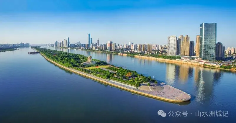 一江碧透的湘江水中央,绿意环绕的橘子洲公园,犹如一个城市“客厅”,游轮从清澈的水面滑行而过。 罗杰科 摄 一江碧透的湘江水中央,绿意环绕的橘子洲公园,犹如一个城市“客厅”,游轮从清澈的水面滑行而过。 罗杰科 摄
