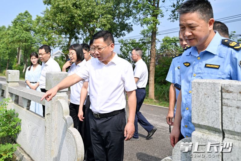 8月17日,市委副书记、市长陈博彰以“四不两直”方式,调研督导生态环境保护工作。 长沙晚报全媒体记者 王志伟 摄 8月17日,市委副书记、市长陈博彰以“四不两直”方式,调研督导生态环境保护工作。 长沙晚报全媒体记者 王志伟 摄
