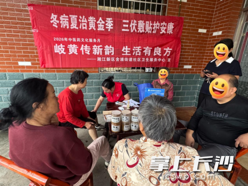 在含浦街道芝字港村,含浦中心的家庭医生免费为居民进行义诊。均为通讯员 张磊 供图 在含浦街道芝字港村,含浦中心的家庭医生免费为居民进行义诊。均为通讯员 张磊 供图