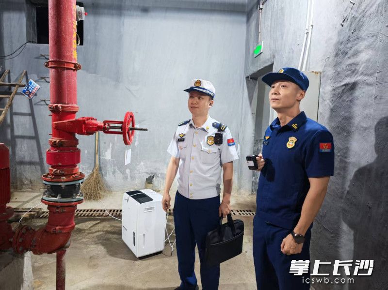 天心消防在夜查。 长沙晚报通讯员 余娜娜 摄 天心消防在夜查。 长沙晚报通讯员 余娜娜 摄