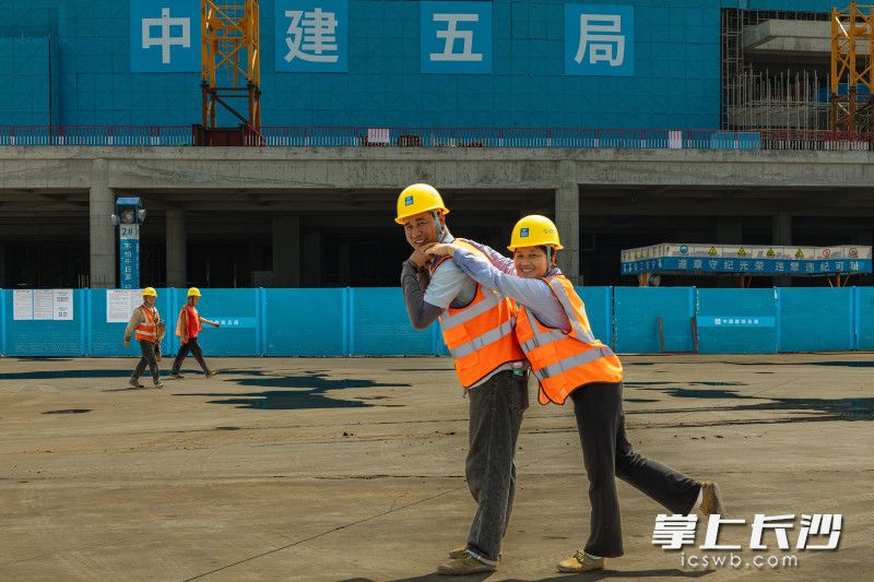 邹建维(丈夫,钢筋工)与陈佳期(妻子,钢筋工)合影。 均为通讯员供图 邹建维(丈夫,钢筋工)与陈佳期(妻子,钢筋工)合影。 均为通讯员供图