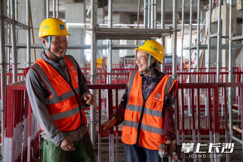 拍摄间隙,王上册(丈夫,外架工)与李红梅(妻子,外架工)相视而笑。 拍摄间隙,王上册(丈夫,外架工)与李红梅(妻子,外架工)相视而笑。