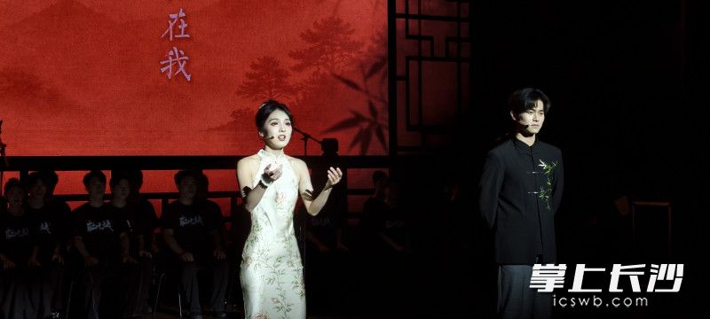 音乐剧以当代音乐语言重新诠释这一经典,古典旋律与现代编曲交织。 音乐剧以当代音乐语言重新诠释这一经典,古典旋律与现代编曲交织。