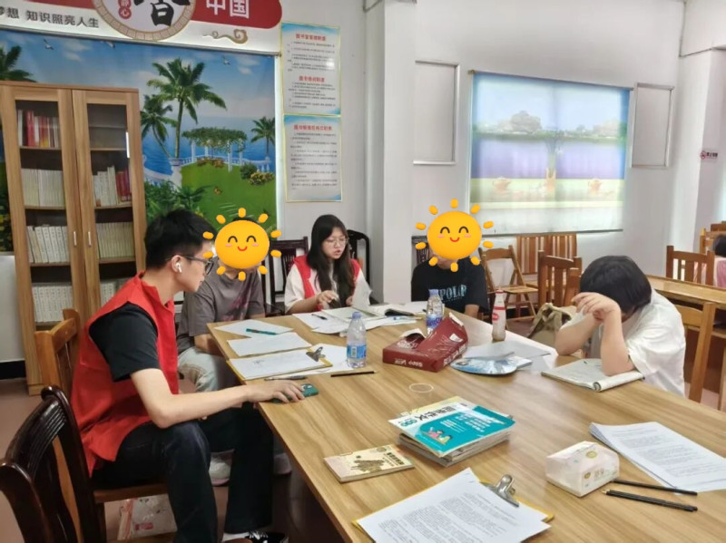 宁乡市灰汤镇关工委组织大学生志愿者为留守学生免费开展暑期作业答疑解惑服务。通讯员供图 宁乡市灰汤镇关工委组织大学生志愿者为留守学生免费开展暑期作业答疑解惑服务。通讯员供图