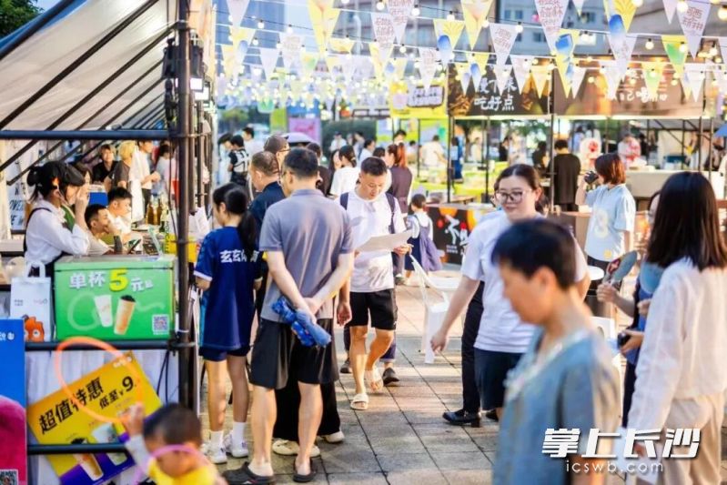 长沙河西王府井户外市集人流如织。通讯员 龙诗梦 供图 长沙河西王府井户外市集人流如织。通讯员 龙诗梦 供图