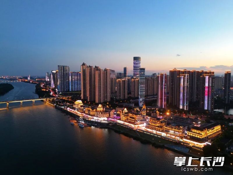 在湘江边邂逅浪漫夜色。 湘江早报全媒体记者 范龙贵 摄 在湘江边邂逅浪漫夜色。 湘江早报全媒体记者 范龙贵 摄