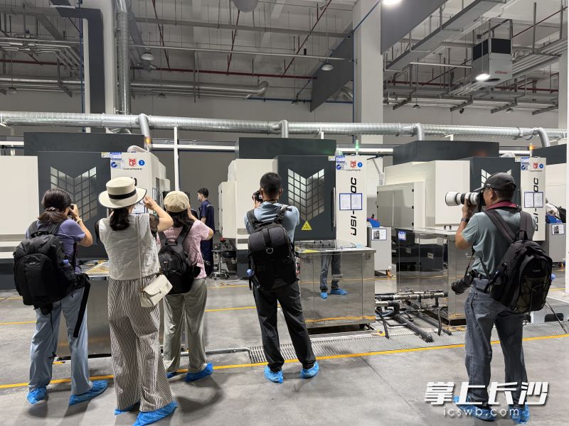 华实半导体车间内,摄影爱好者用快门记录下产品下线的瞬间。 长沙晚报全媒体记者 朱泽寰 摄 华实半导体车间内,摄影爱好者用快门记录下产品下线的瞬间。 长沙晚报全媒体记者 朱泽寰 摄