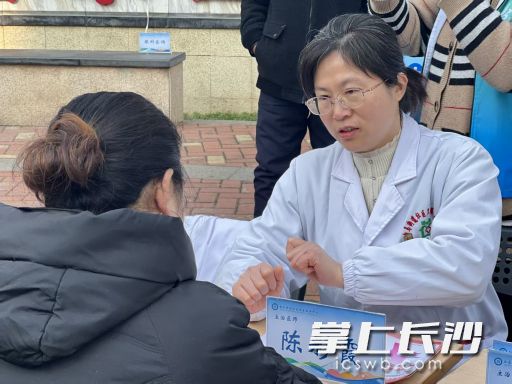 陈彩霞为居民提供健康咨询。 陈彩霞为居民提供健康咨询。
